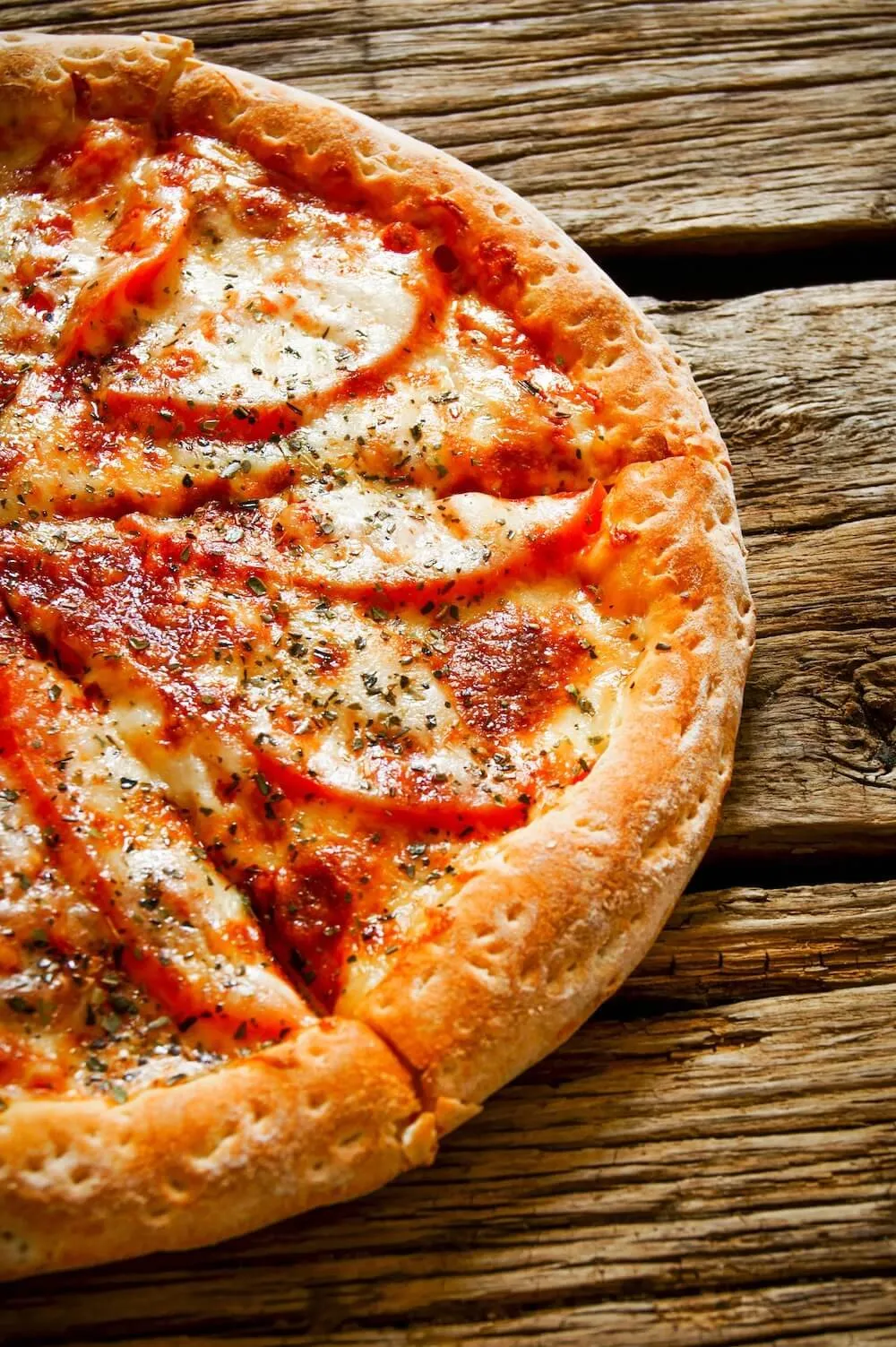 Frisch gebackene Pizza auf Holzuntergrund