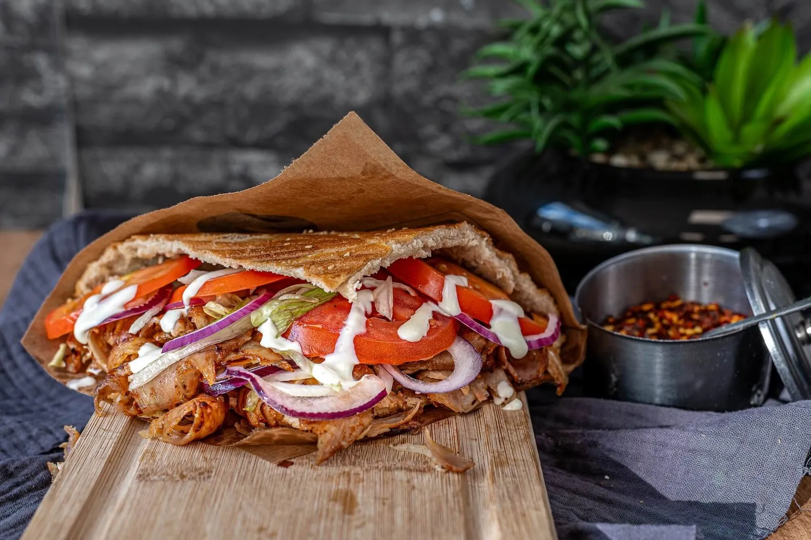 Türkischer Kebab mit Hähnchen-Dönerfleisch auf Holzbrett